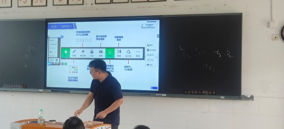 电脑前的男人&#xA;&#xA;低可信度描述已自动生成