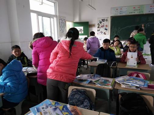 忙碌地发放书本
