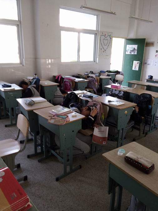 其实都在桌子底下